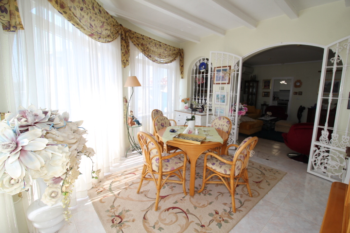 Chalet independiente en Villamartin-El Presidente con piscina privada, apartamento independiente y aparcamiento privado.