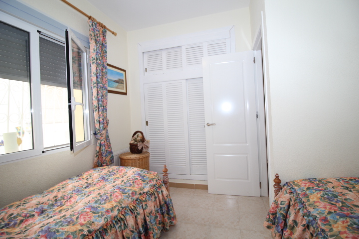 Chalet independiente en Villamartin-El Presidente con piscina privada, apartamento independiente y aparcamiento privado.