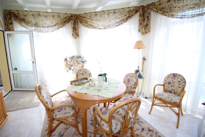 Chalet independiente en Villamartin-El Presidente con piscina privada, apartamento independiente y aparcamiento privado.