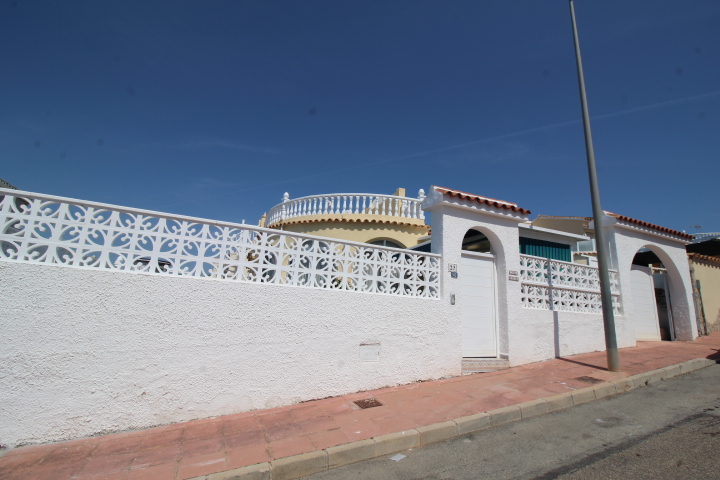 Chalet independiente en Villamartin-El Presidente con piscina privada, apartamento independiente y aparcamiento privado.