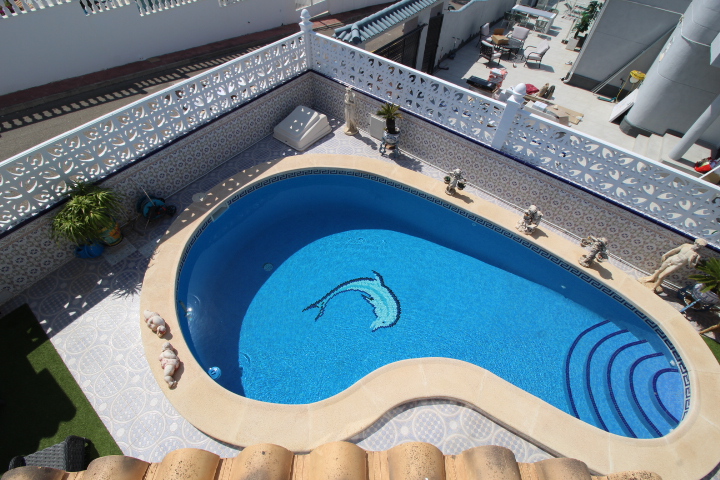 Chalet independiente en Villamartin-El Presidente con piscina privada, apartamento independiente y aparcamiento privado.