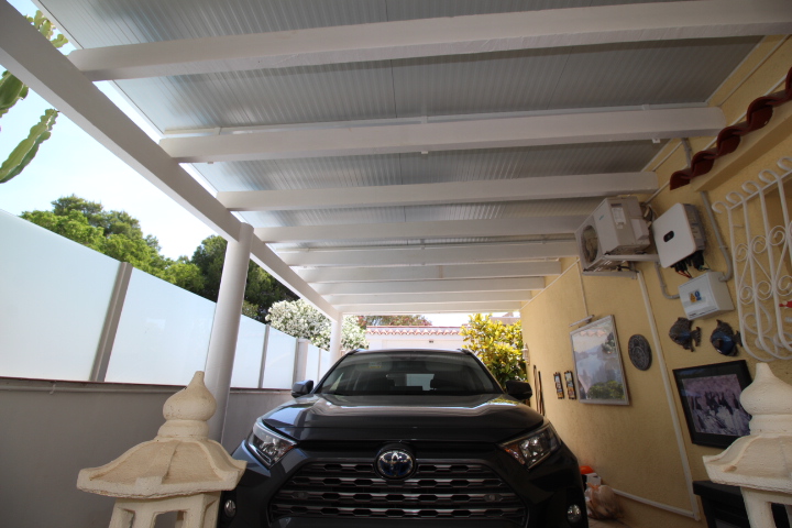 Chalet independiente en Villamartin-El Presidente con piscina privada, apartamento independiente y aparcamiento privado.