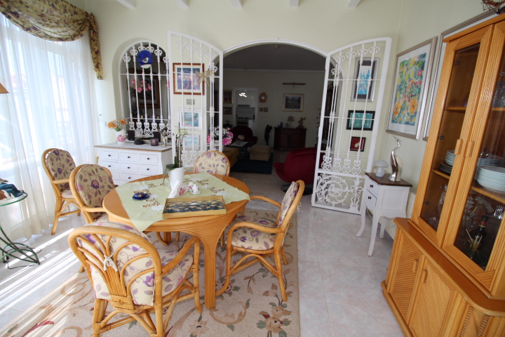 Chalet independiente en Villamartin-El Presidente con piscina privada, apartamento independiente y aparcamiento privado.