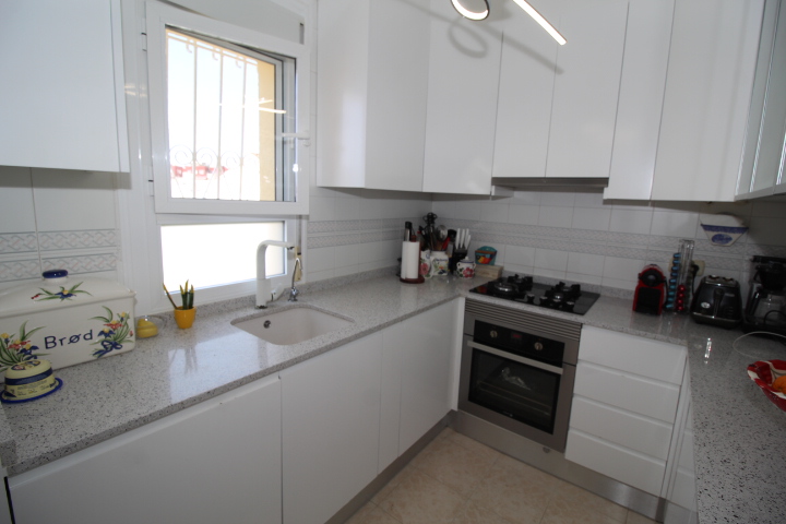 Chalet independiente en Villamartin-El Presidente con piscina privada, apartamento independiente y aparcamiento privado.