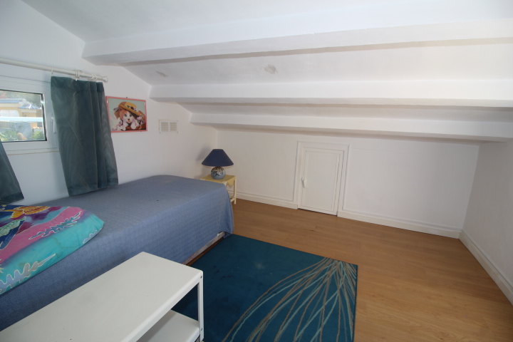 Chalet independiente en Villamartin-El Presidente con piscina privada, apartamento independiente y aparcamiento privado.