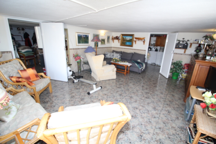 Chalet independiente en Villamartin-El Presidente con piscina privada, apartamento independiente y aparcamiento privado.