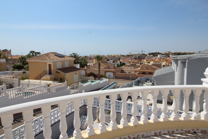 Chalet independiente en Villamartin-El Presidente con piscina privada, apartamento independiente y aparcamiento privado.