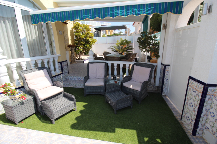 Chalet independiente en Villamartin-El Presidente con piscina privada, apartamento independiente y aparcamiento privado.