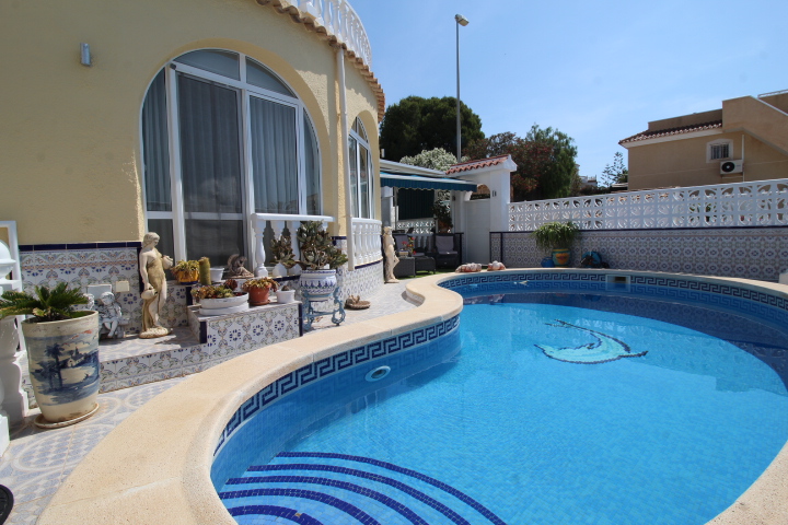Chalet independiente en Villamartin-El Presidente con piscina privada, apartamento independiente y aparcamiento privado.