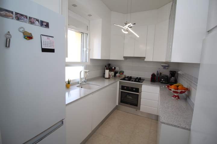 Chalet independiente en Villamartin-El Presidente con piscina privada, apartamento independiente y aparcamiento privado.