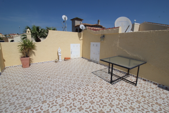 Chalet independiente en Villamartin-El Presidente con piscina privada, apartamento independiente y aparcamiento privado.