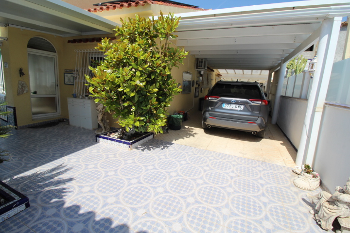 Chalet independiente en Villamartin-El Presidente con piscina privada, apartamento independiente y aparcamiento privado.
