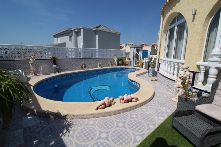 Chalet independiente en Villamartin-El Presidente con piscina privada, apartamento independiente y aparcamiento privado.