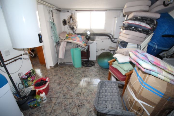 Chalet independiente en Villamartin-El Presidente con piscina privada, apartamento independiente y aparcamiento privado.