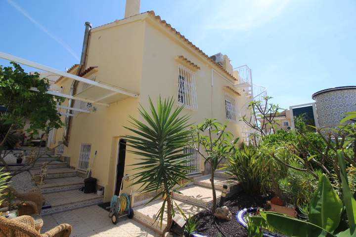 Chalet independiente en Villamartin-El Presidente con piscina privada, apartamento independiente y aparcamiento privado.