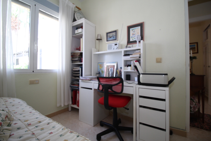Chalet independiente en Villamartin-El Presidente con piscina privada, apartamento independiente y aparcamiento privado.