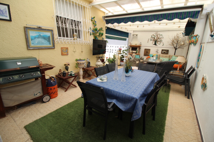 Chalet independiente en Villamartin-El Presidente con piscina privada, apartamento independiente y aparcamiento privado.