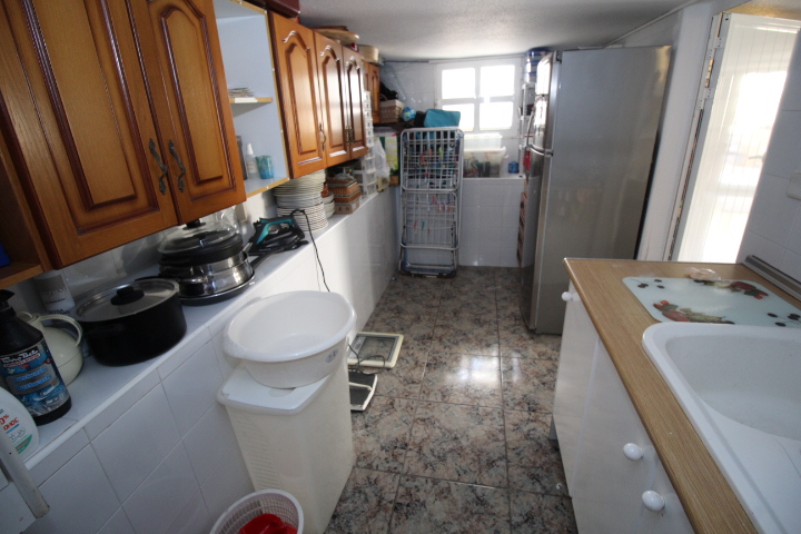 Chalet independiente en Villamartin-El Presidente con piscina privada, apartamento independiente y aparcamiento privado.