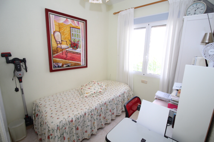 Chalet independiente en Villamartin-El Presidente con piscina privada, apartamento independiente y aparcamiento privado.