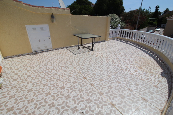 Chalet independiente en Villamartin-El Presidente con piscina privada, apartamento independiente y aparcamiento privado.