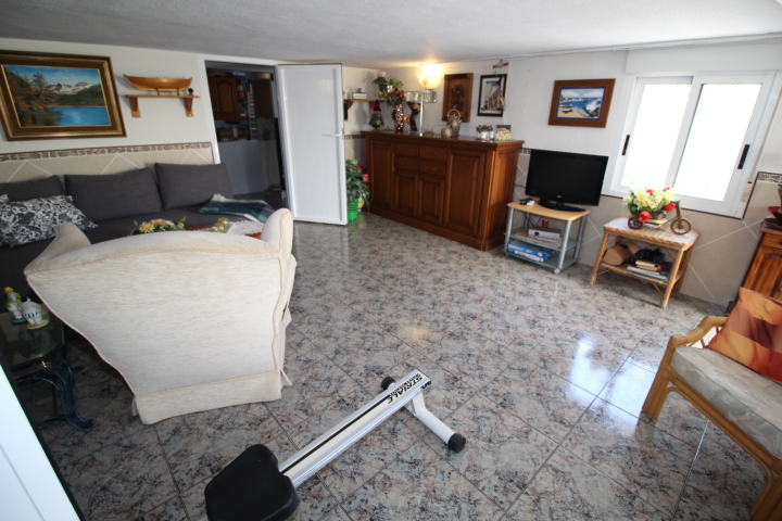 Chalet independiente en Villamartin-El Presidente con piscina privada, apartamento independiente y aparcamiento privado.