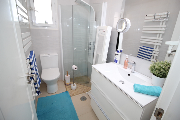 Chalet independiente en Villamartin-El Presidente con piscina privada, apartamento independiente y aparcamiento privado.