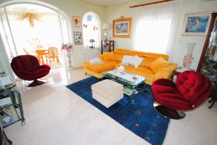 Chalet independiente en Villamartin-El Presidente con piscina privada, apartamento independiente y aparcamiento privado.