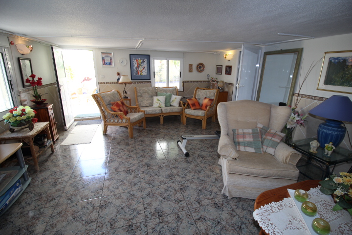 Chalet independiente en Villamartin-El Presidente con piscina privada, apartamento independiente y aparcamiento privado.