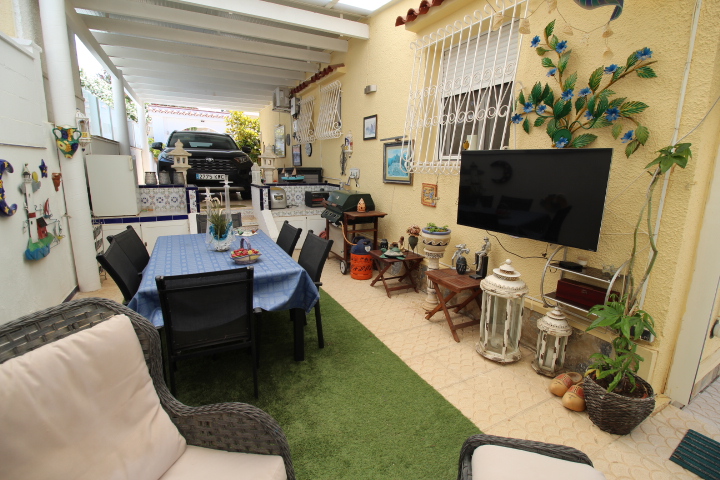 Chalet independiente en Villamartin-El Presidente con piscina privada, apartamento independiente y aparcamiento privado.
