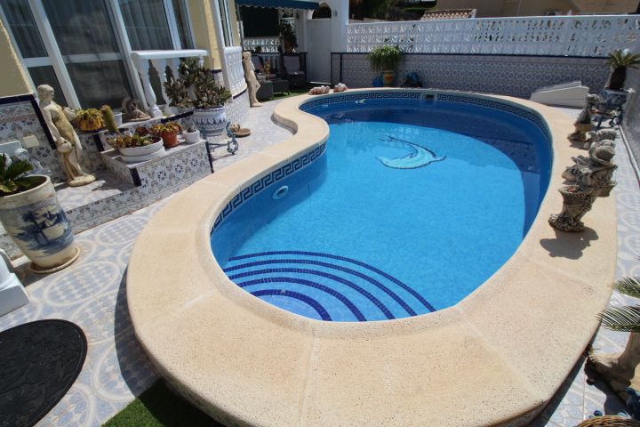 Chalet independiente en Villamartin-El Presidente con piscina privada, apartamento independiente y aparcamiento privado.