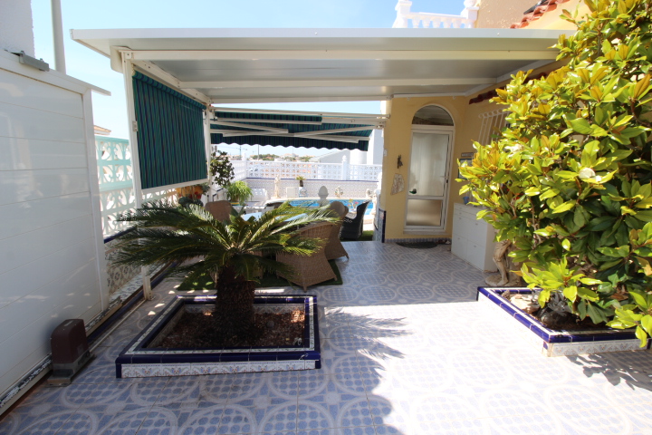 Chalet independiente en Villamartin-El Presidente con piscina privada, apartamento independiente y aparcamiento privado.