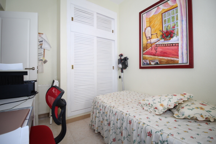 Chalet independiente en Villamartin-El Presidente con piscina privada, apartamento independiente y aparcamiento privado.