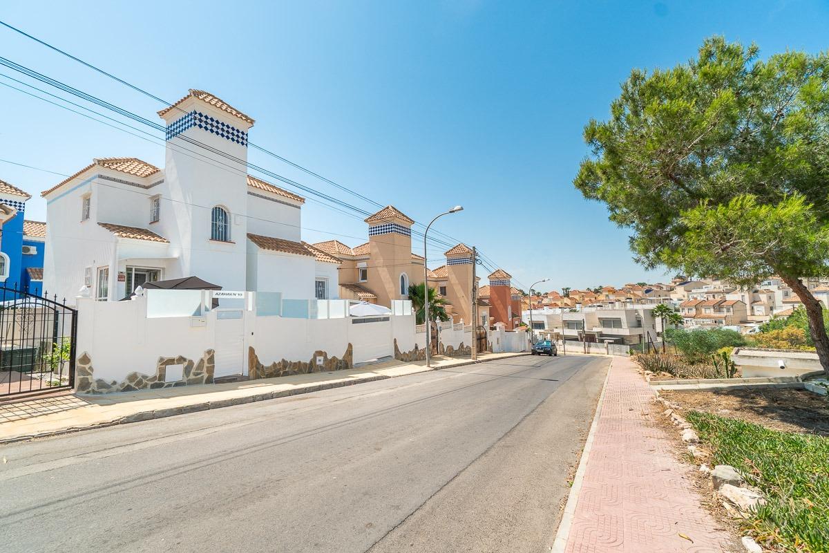 Villa independiente reformada con apartamento independiente y piscina privada en Villamartín