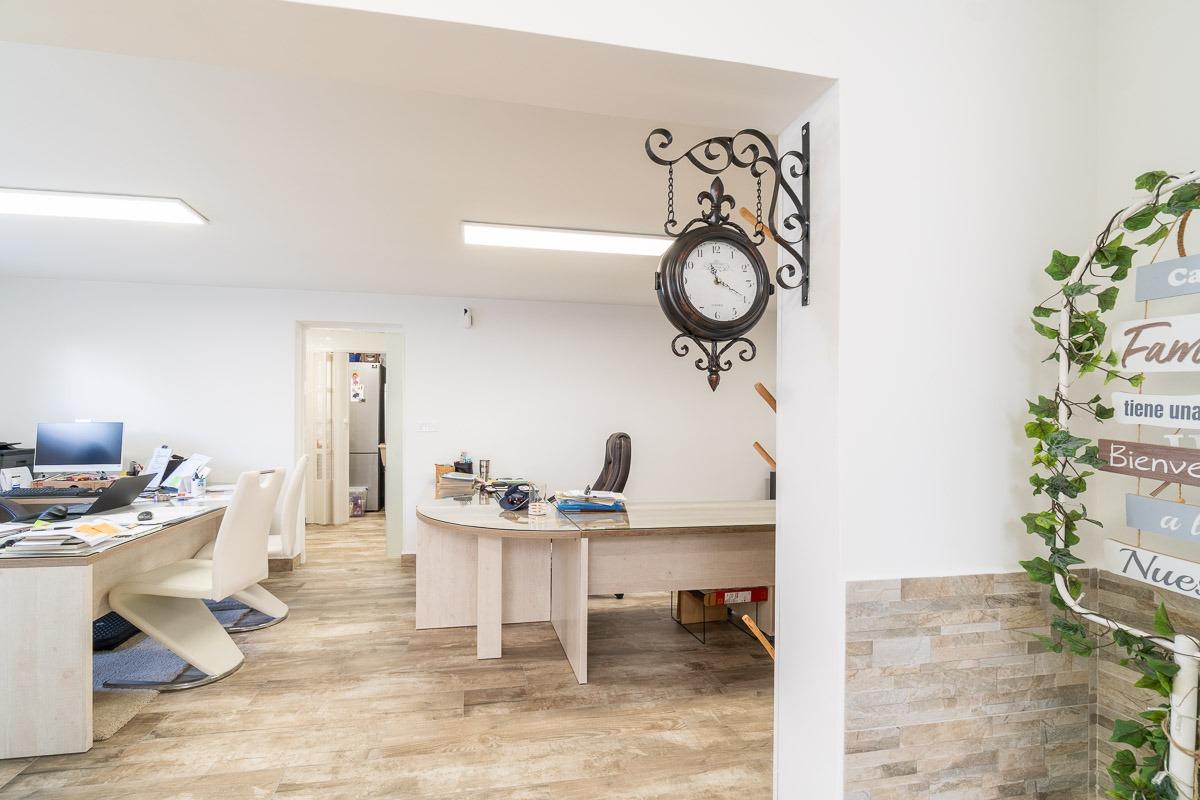 Villa independiente reformada con apartamento independiente y piscina privada en Villamartín