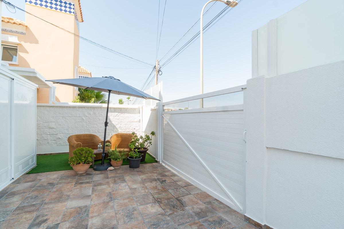 Villa independiente reformada con apartamento independiente y piscina privada en Villamartín
