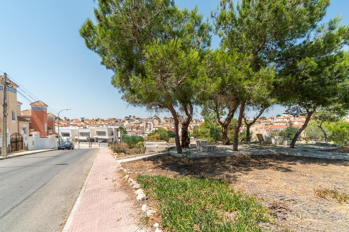 Villa independiente reformada con apartamento independiente y piscina privada en Villamartín