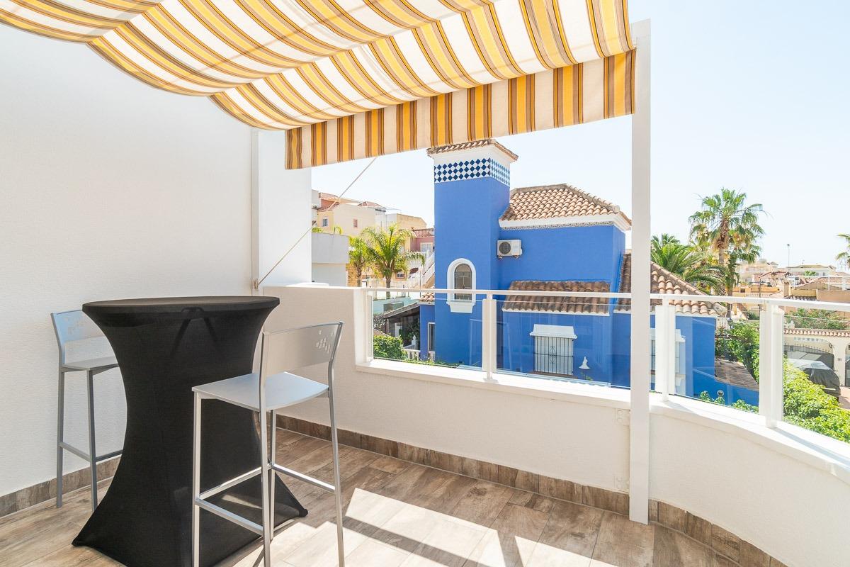 Villa independiente reformada con apartamento independiente y piscina privada en Villamartín