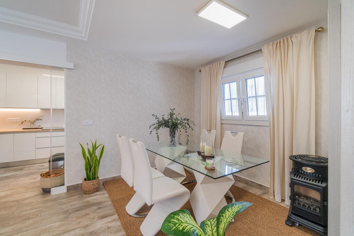 Villa independiente reformada con apartamento independiente y piscina privada en Villamartín