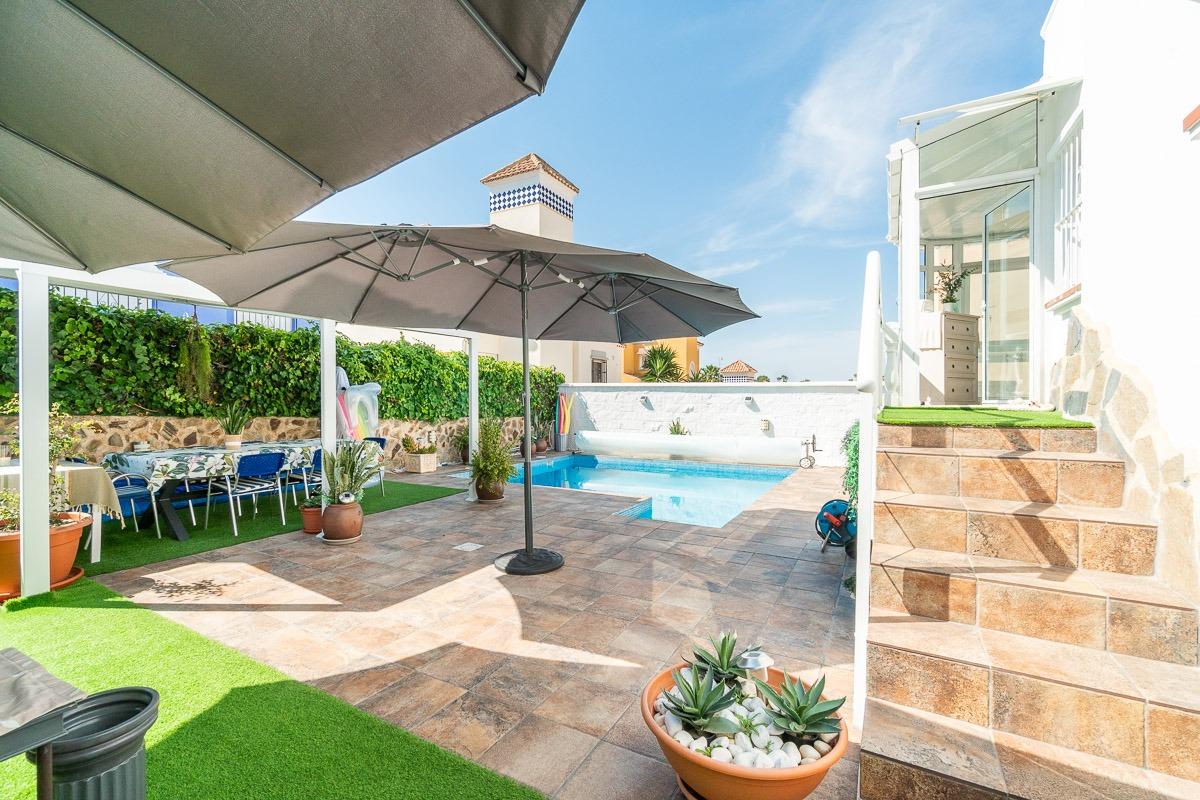 Villa independiente reformada con apartamento independiente y piscina privada en Villamartín
