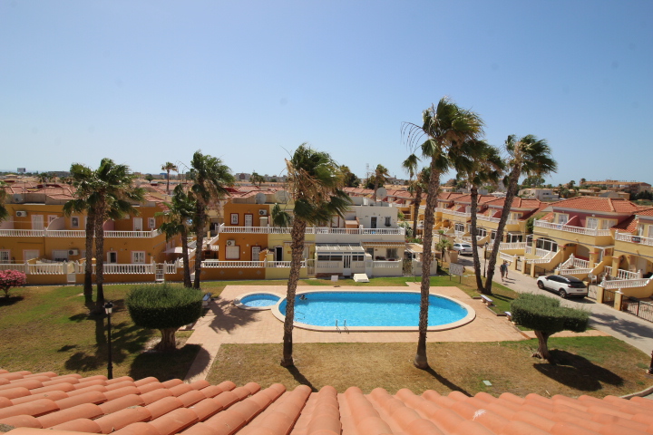 Bungalow en planta alta en Residencial Lomas de Cabo Roig con piscina y jardines comunitarios