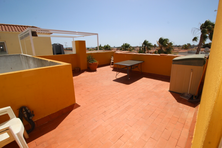Bungalow en planta alta en Residencial Lomas de Cabo Roig con piscina y jardines comunitarios