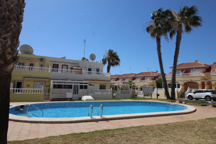 Bungalow en planta alta en Residencial Lomas de Cabo Roig con piscina y jardines comunitarios