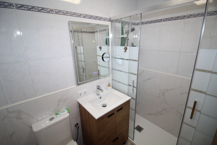 Bungalow en planta alta en Residencial Lomas de Cabo Roig con piscina y jardines comunitarios