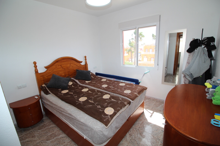 Bungalow en planta alta en Residencial Lomas de Cabo Roig con piscina y jardines comunitarios