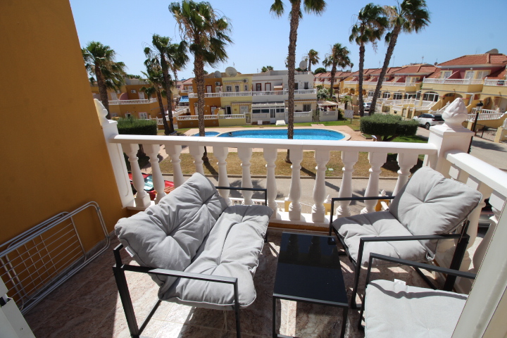 Bungalow en planta alta en Residencial Lomas de Cabo Roig con piscina y jardines comunitarios