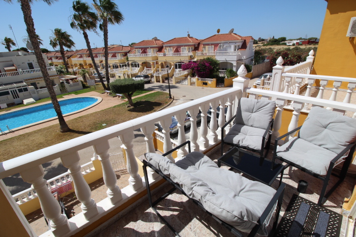Bungalow en planta alta en Residencial Lomas de Cabo Roig con piscina y jardines comunitarios