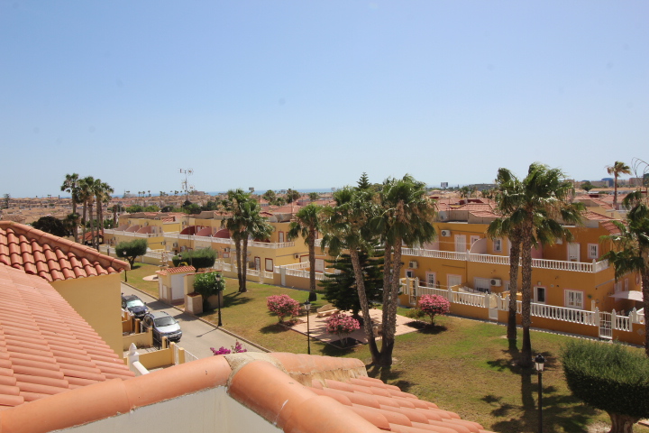 Bungalow en planta alta en Residencial Lomas de Cabo Roig con piscina y jardines comunitarios