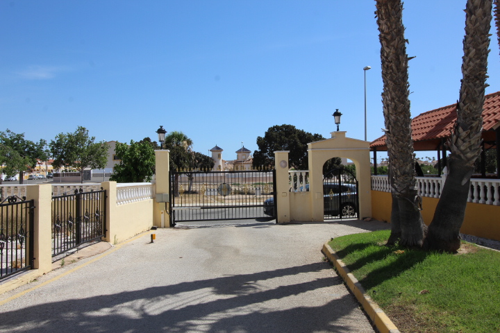 Bungalow en planta alta en Residencial Lomas de Cabo Roig con piscina y jardines comunitarios