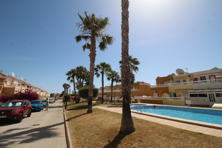 Bungalow en planta alta en Residencial Lomas de Cabo Roig con piscina y jardines comunitarios