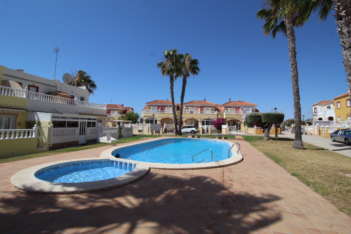 Bungalow en planta alta en Residencial Lomas de Cabo Roig con piscina y jardines comunitarios
